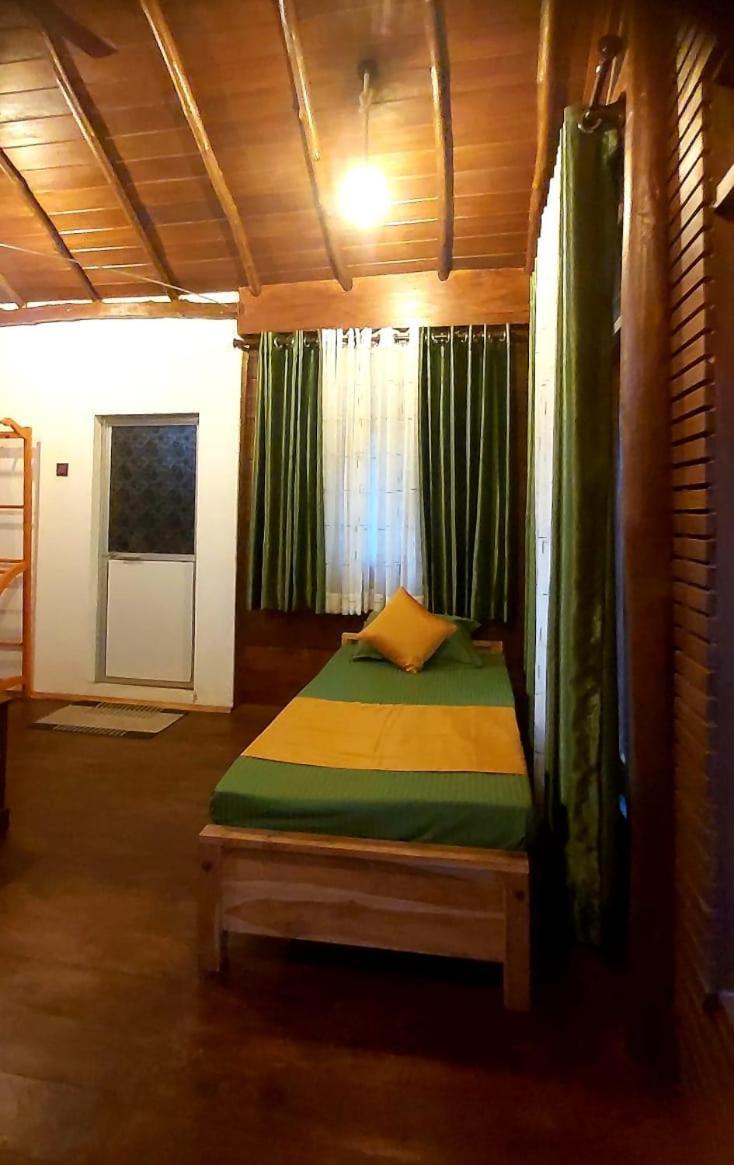 Warahana Riverside Cottage Entire Room Udawalawe Exterior foto