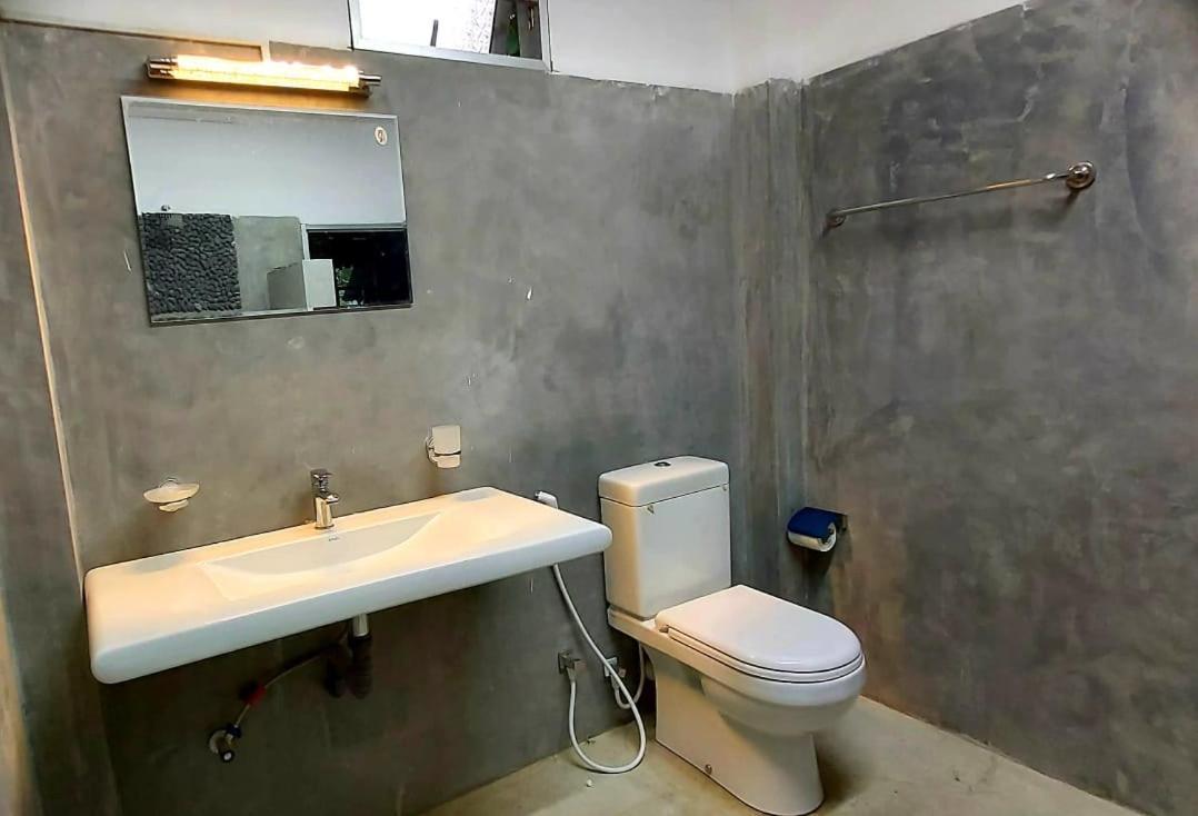Warahana Riverside Cottage Entire Room Udawalawe Exterior foto