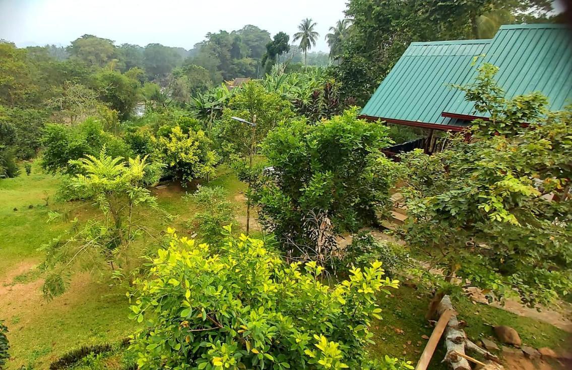 Warahana Riverside Cottage Entire Room Udawalawe Exterior foto